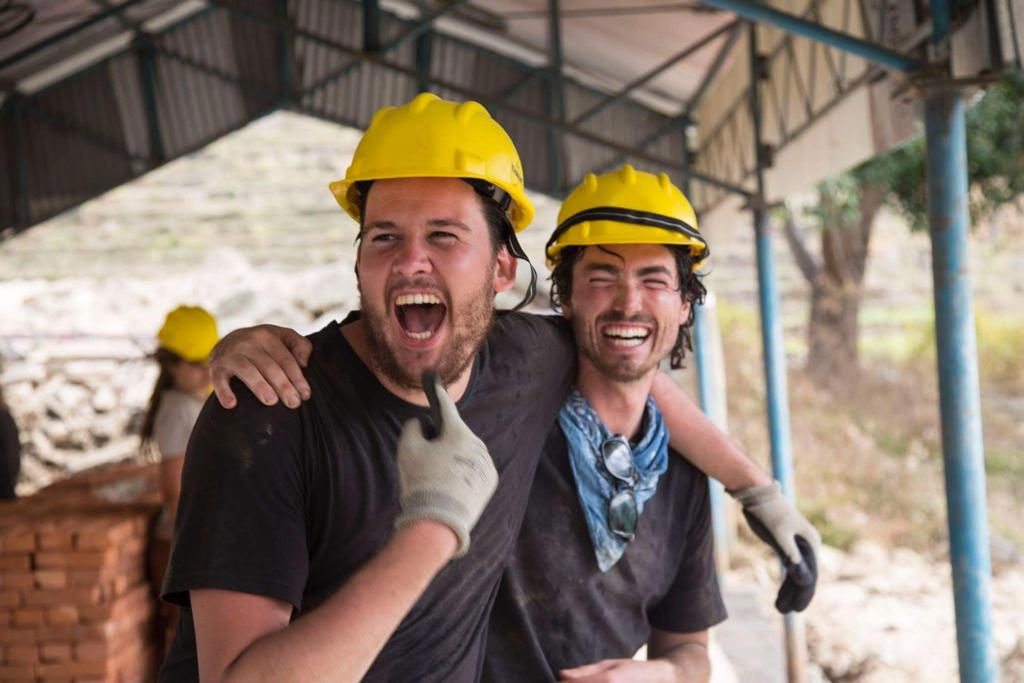 Stijn van De Nieuwe Gevers als vrijwilligers in Nepal