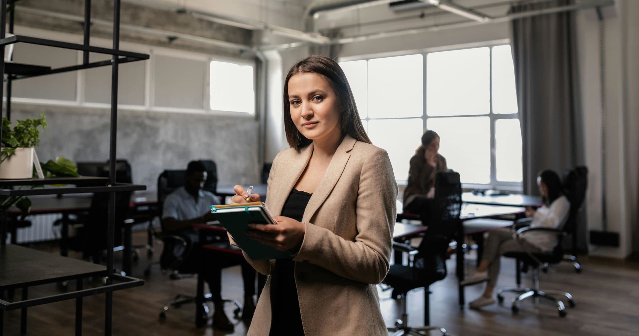 Succesvolle vrouw na schrijven portfolio