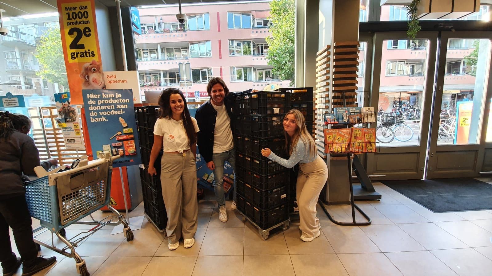 Werknemers van De Nieuwe Gevers helpen voedsel inzamelen voor de voedselbank