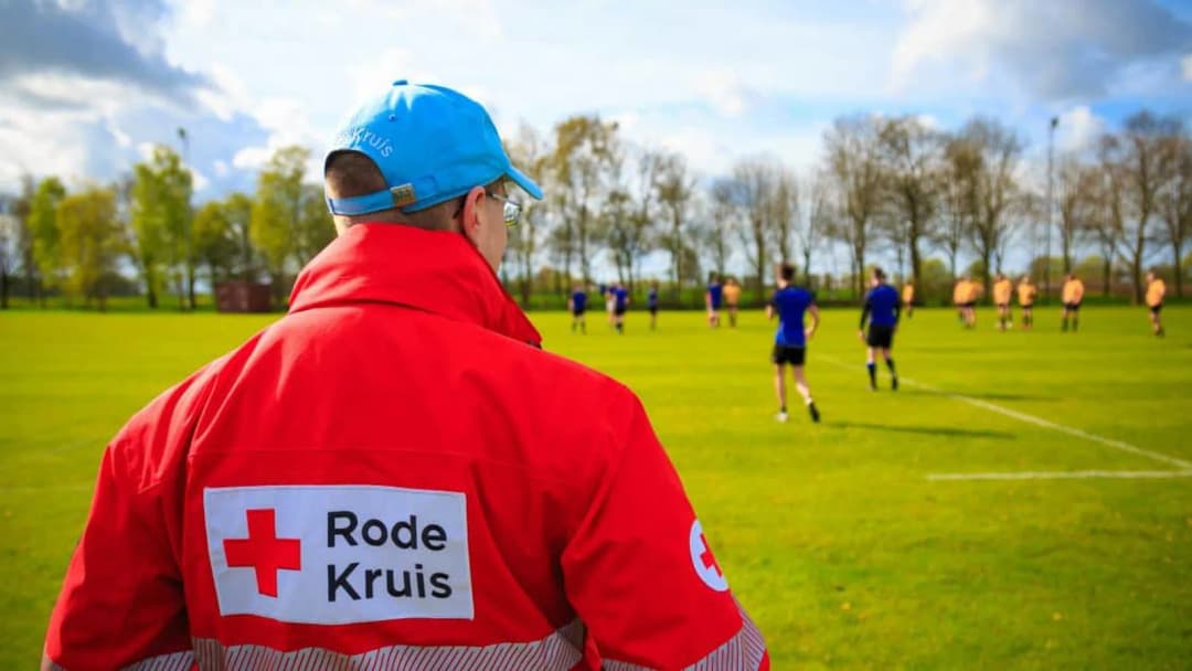 Rode Kruis Ehbo Vrijwilliger Bij Sportevenement