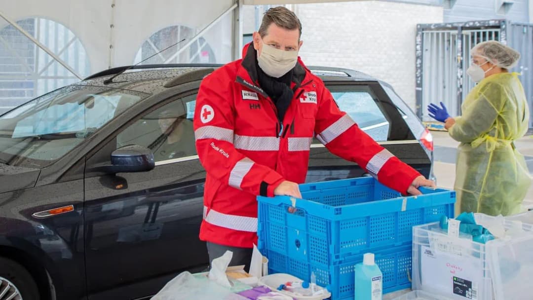 Rode Kruis Vrijwilliger Helpt In Een Corona Teststraat