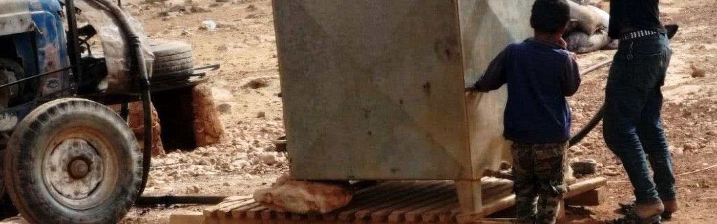 Drinkwatertank vullen in kamp