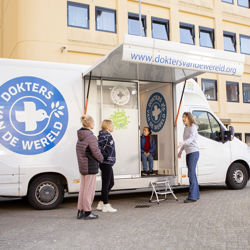 De Zorgbus bij opvanglocatie