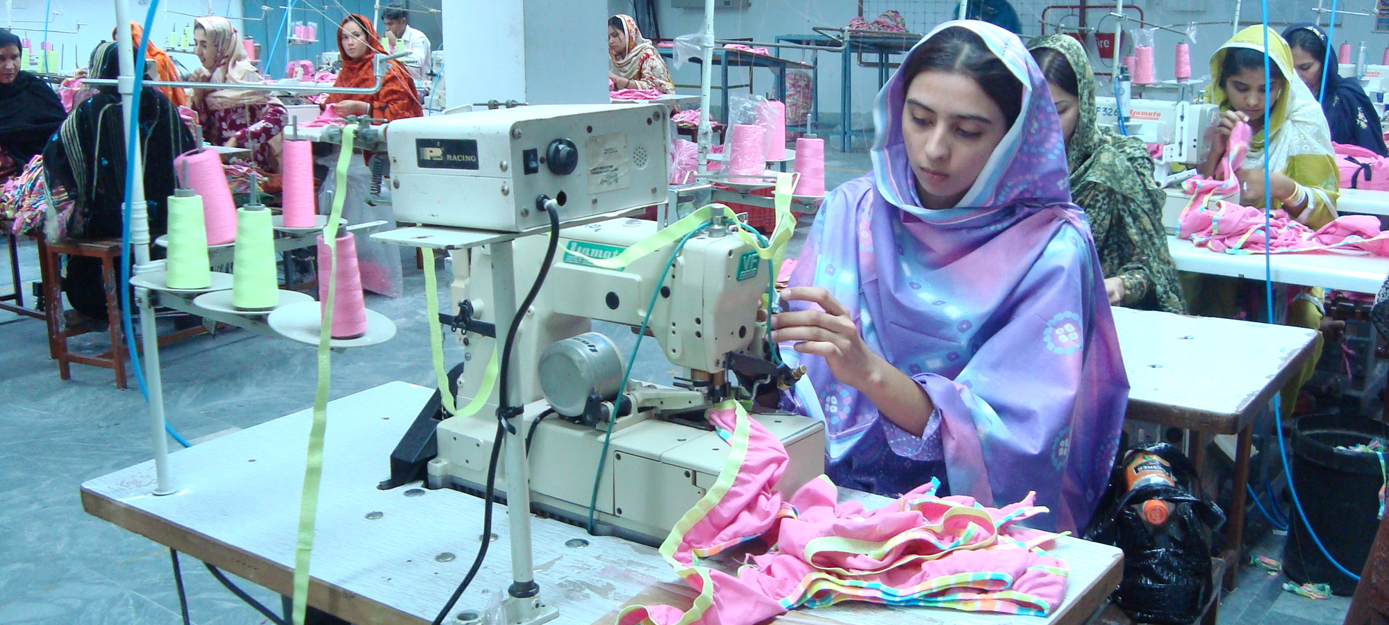 rs2296_pakistan-garment-worker.jpg