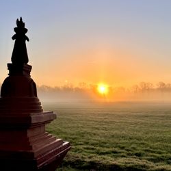 Een vredesstupa op het erf