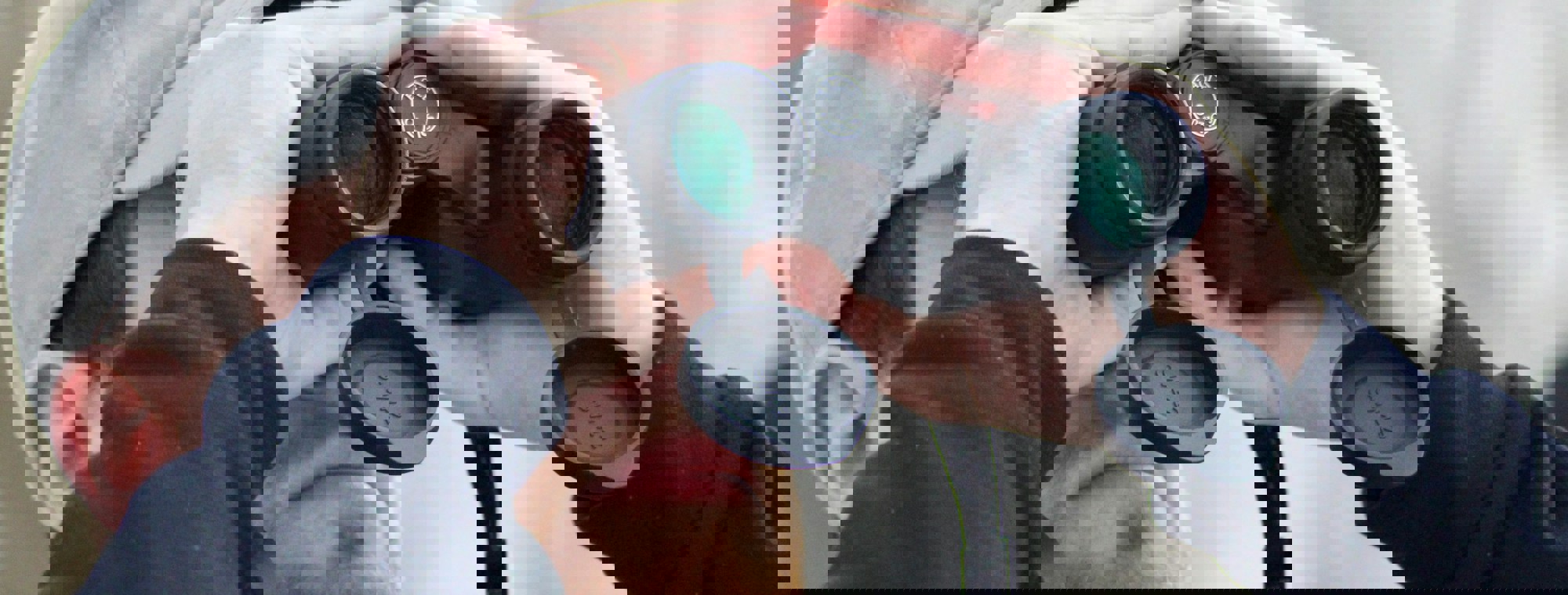 Man met verrekijker op zoek naar de perfecte match