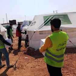 Hygiëne kits uitdelen in kamp
