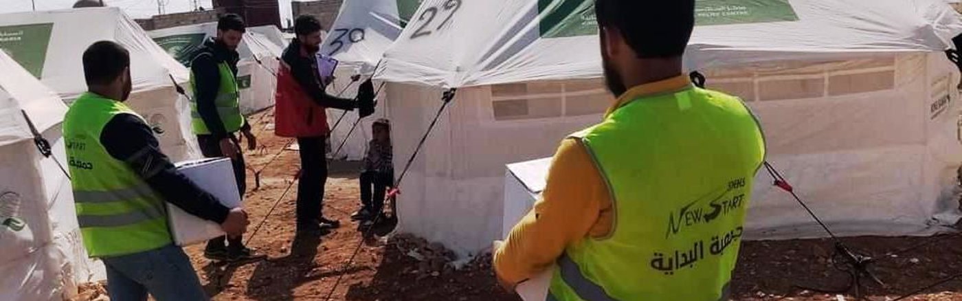 Hygiëne kits uitdelen in kamp