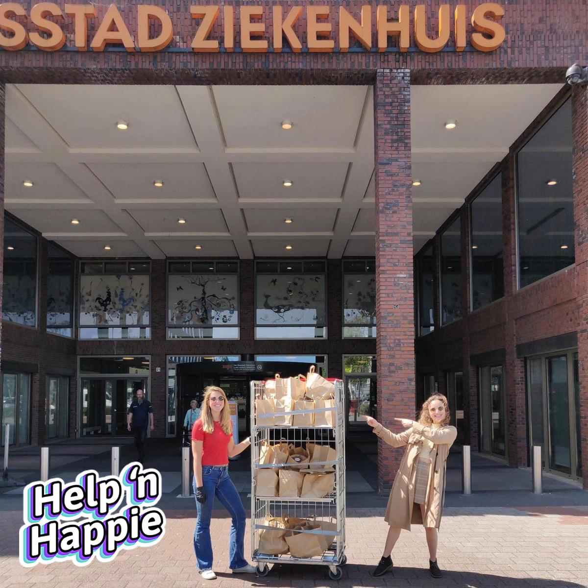 Mensen van Help 'n Happie staan voor Maasstad Ziekenhuis