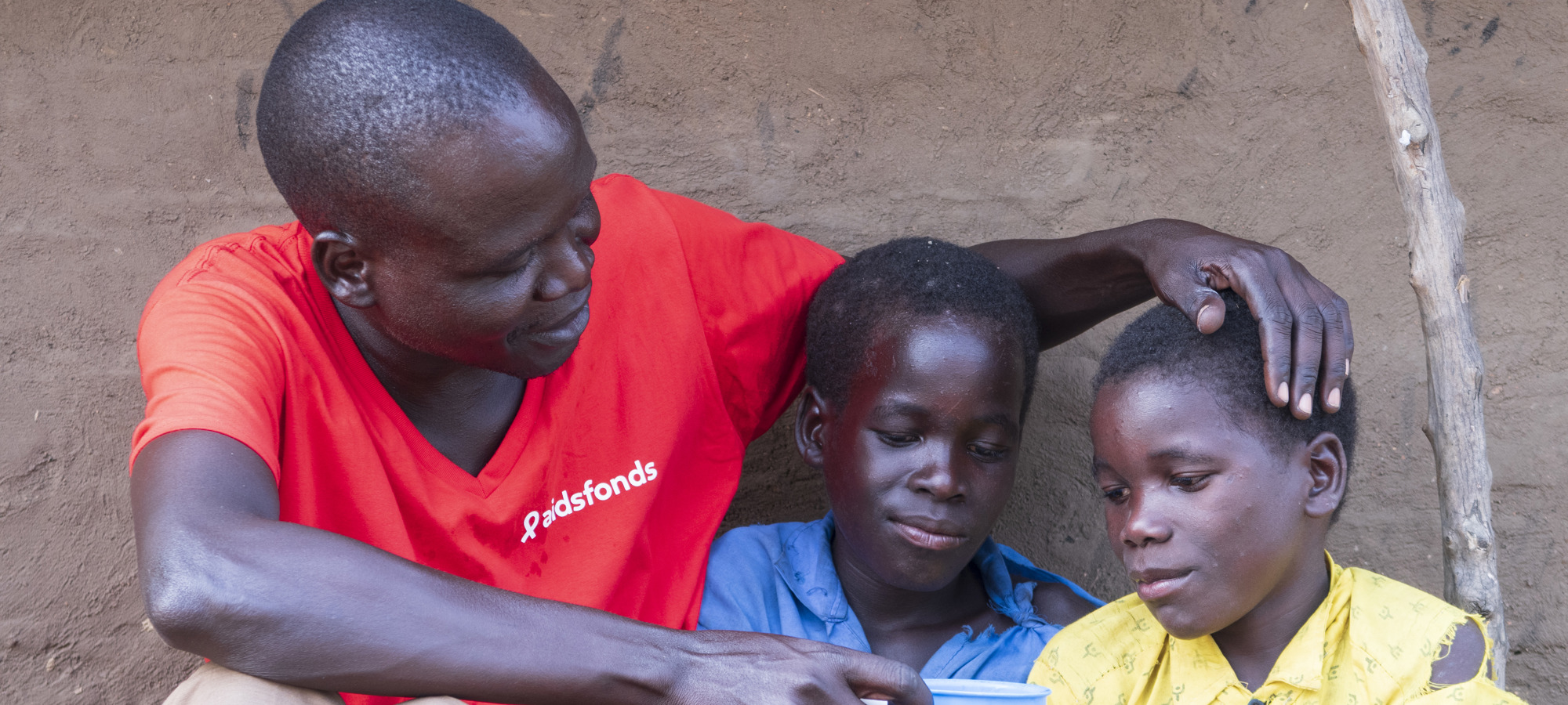3. Impact Gezondheidswerker Helpt Kinderen Medicatie Nemen In Uganda