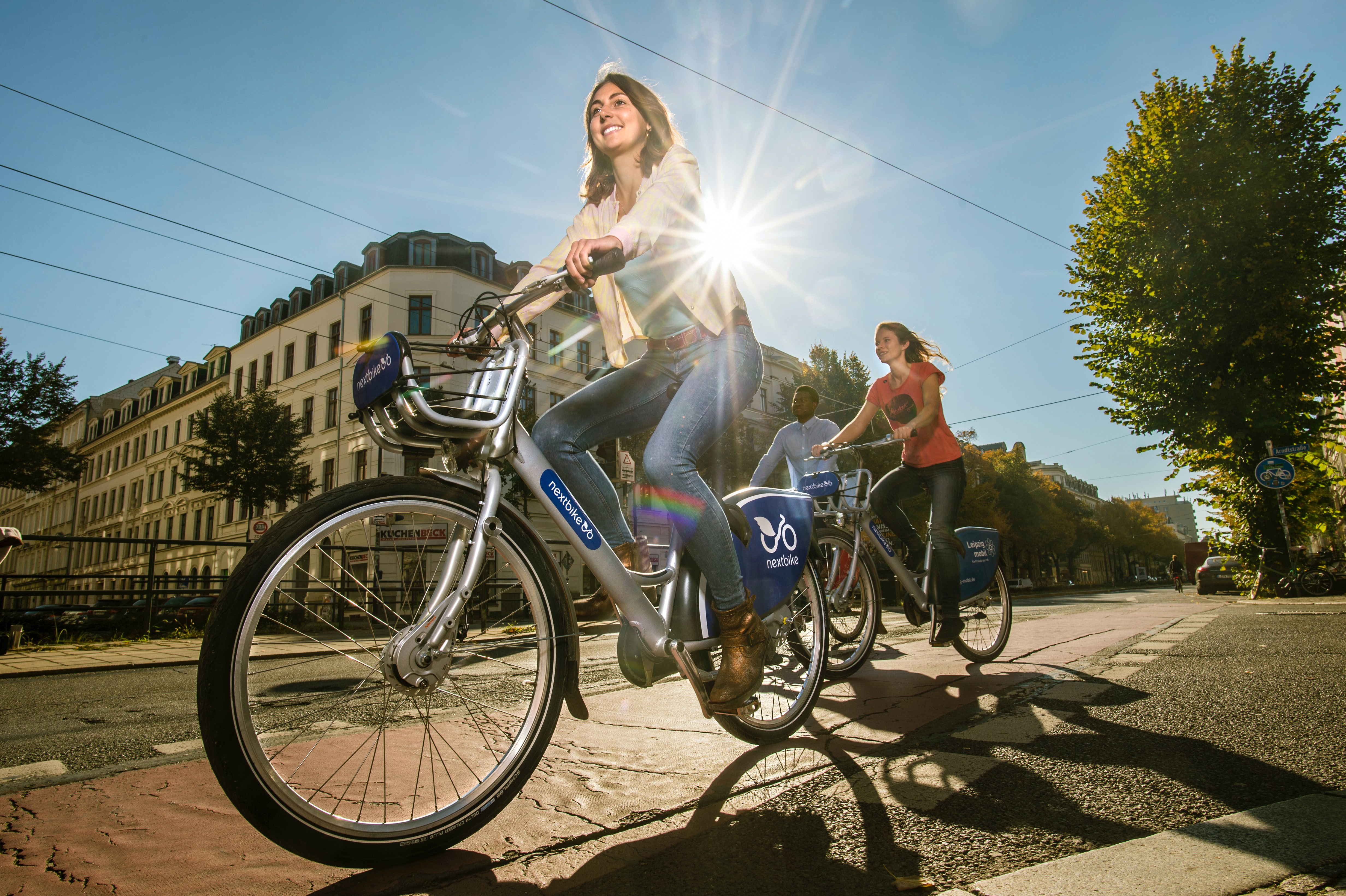 Vrouw rijdt op een fiets