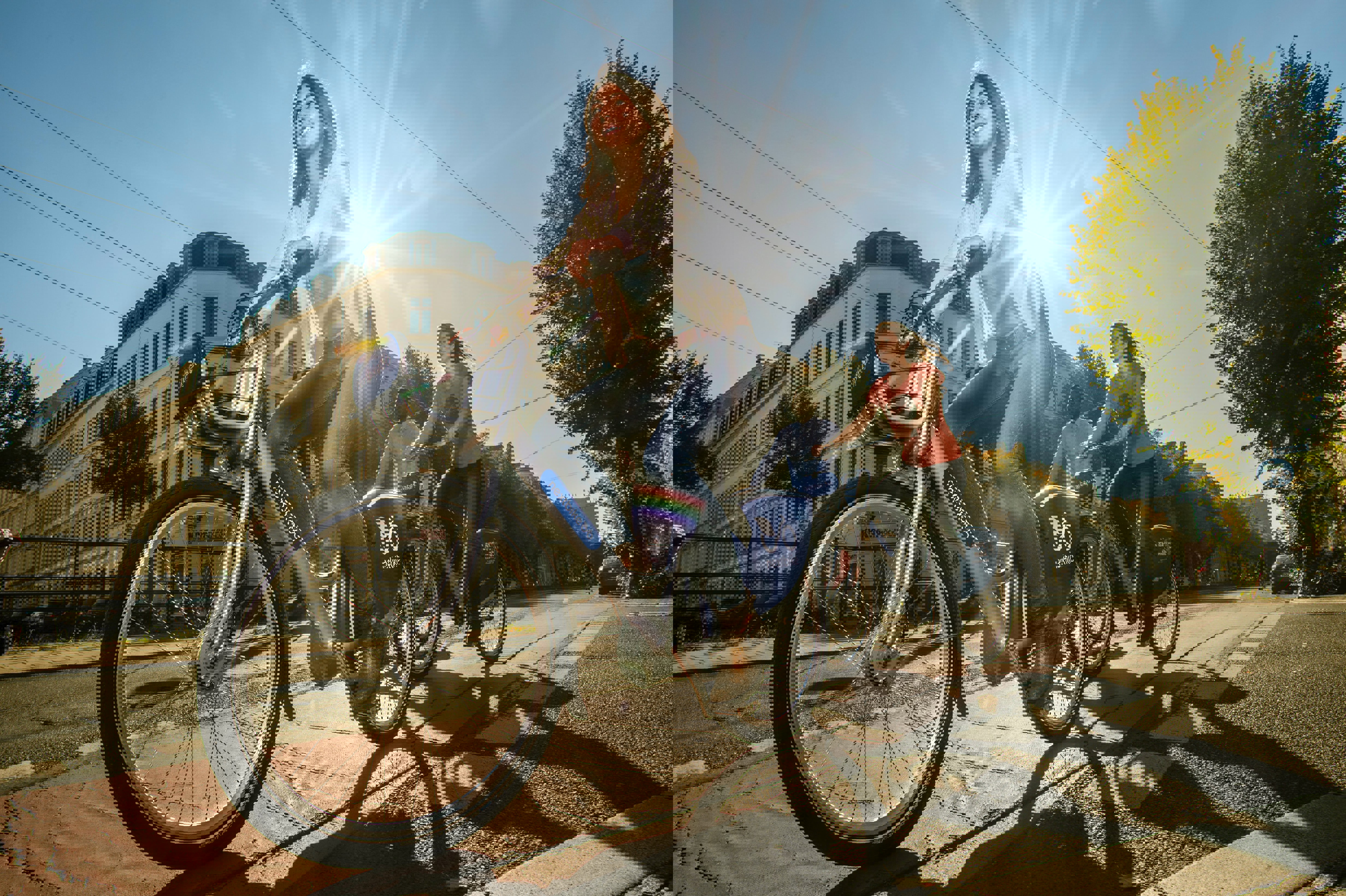 Vrouw rijdt op een fiets