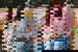 3 vrouwen die elkaar omhelzen