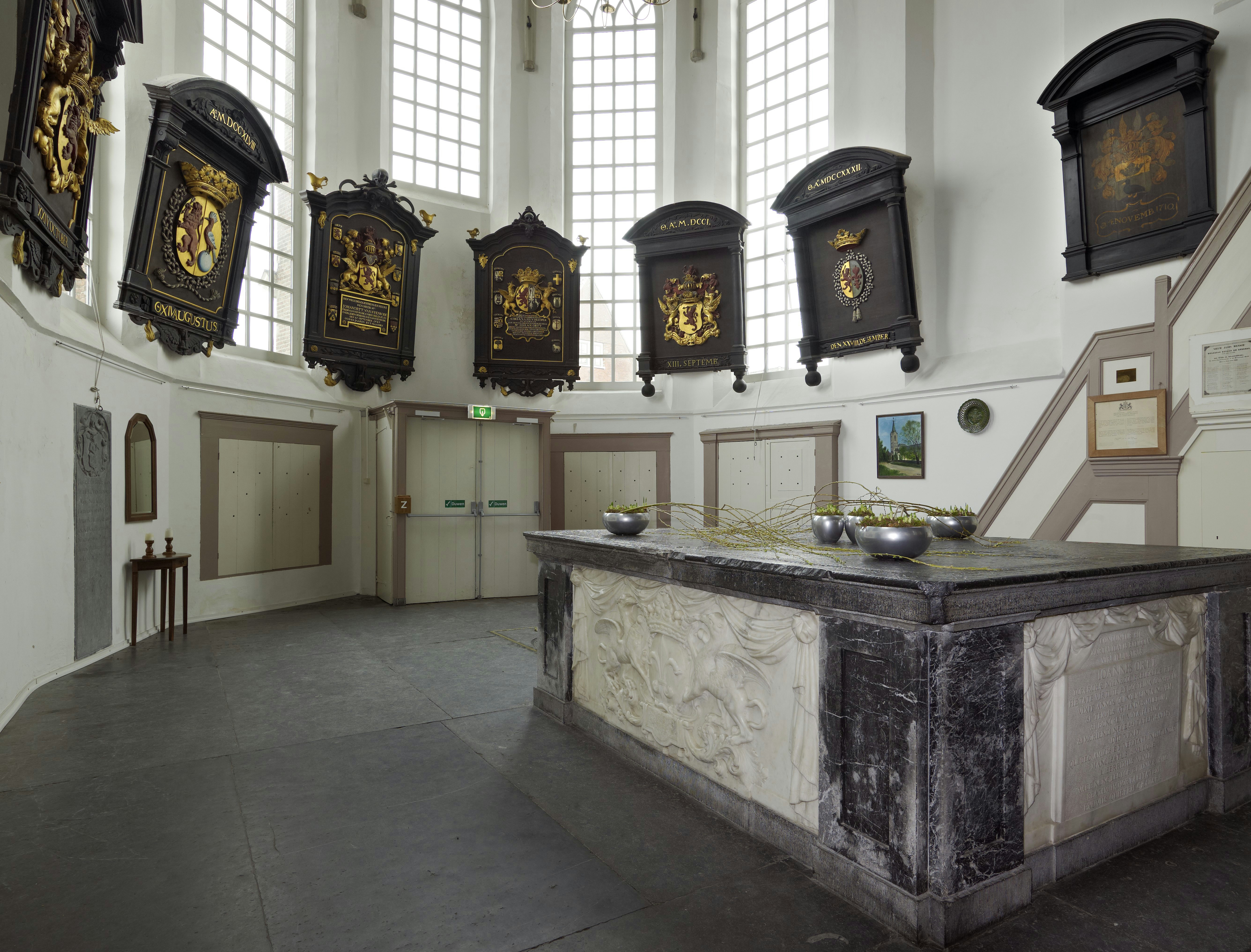 Help een glazen portaal in de Pieterskerk te financieren. 