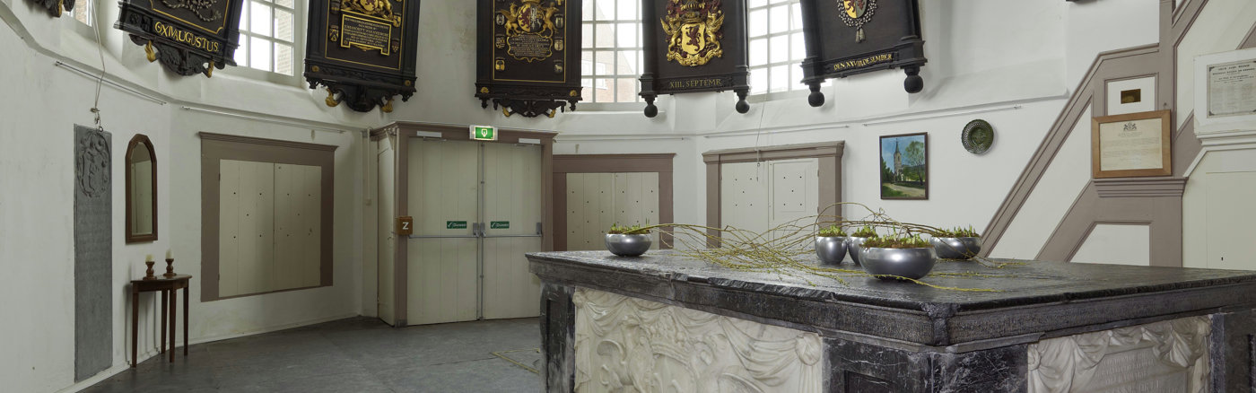 Help een glazen portaal in de Pieterskerk te financieren. 