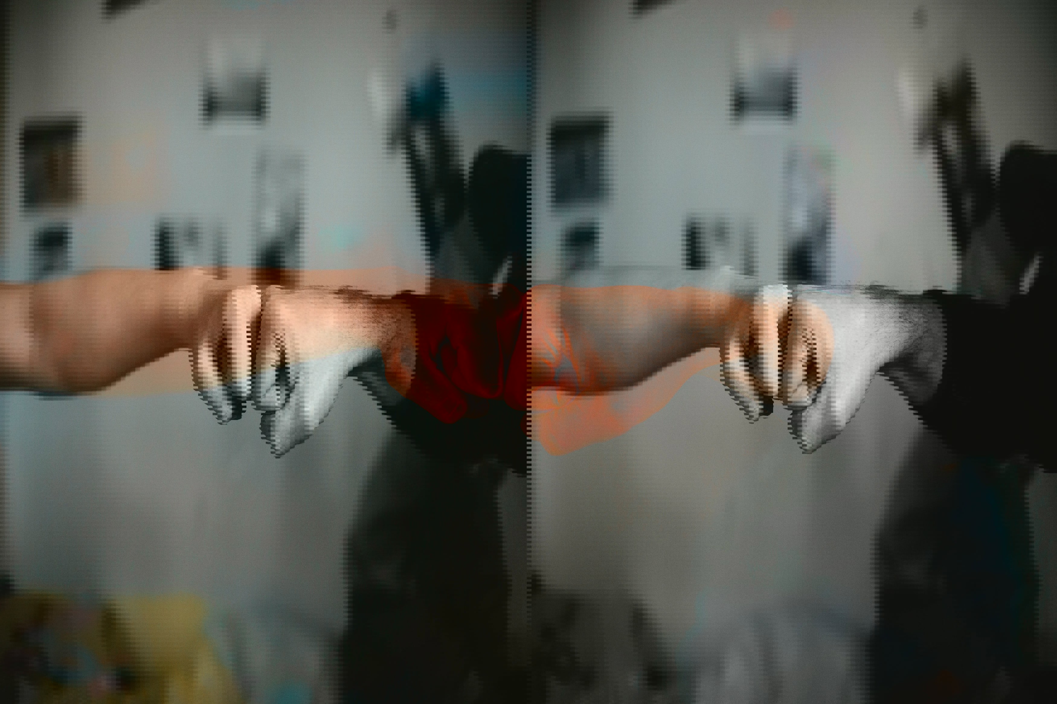 Fistbump tussen volwassene en kind
