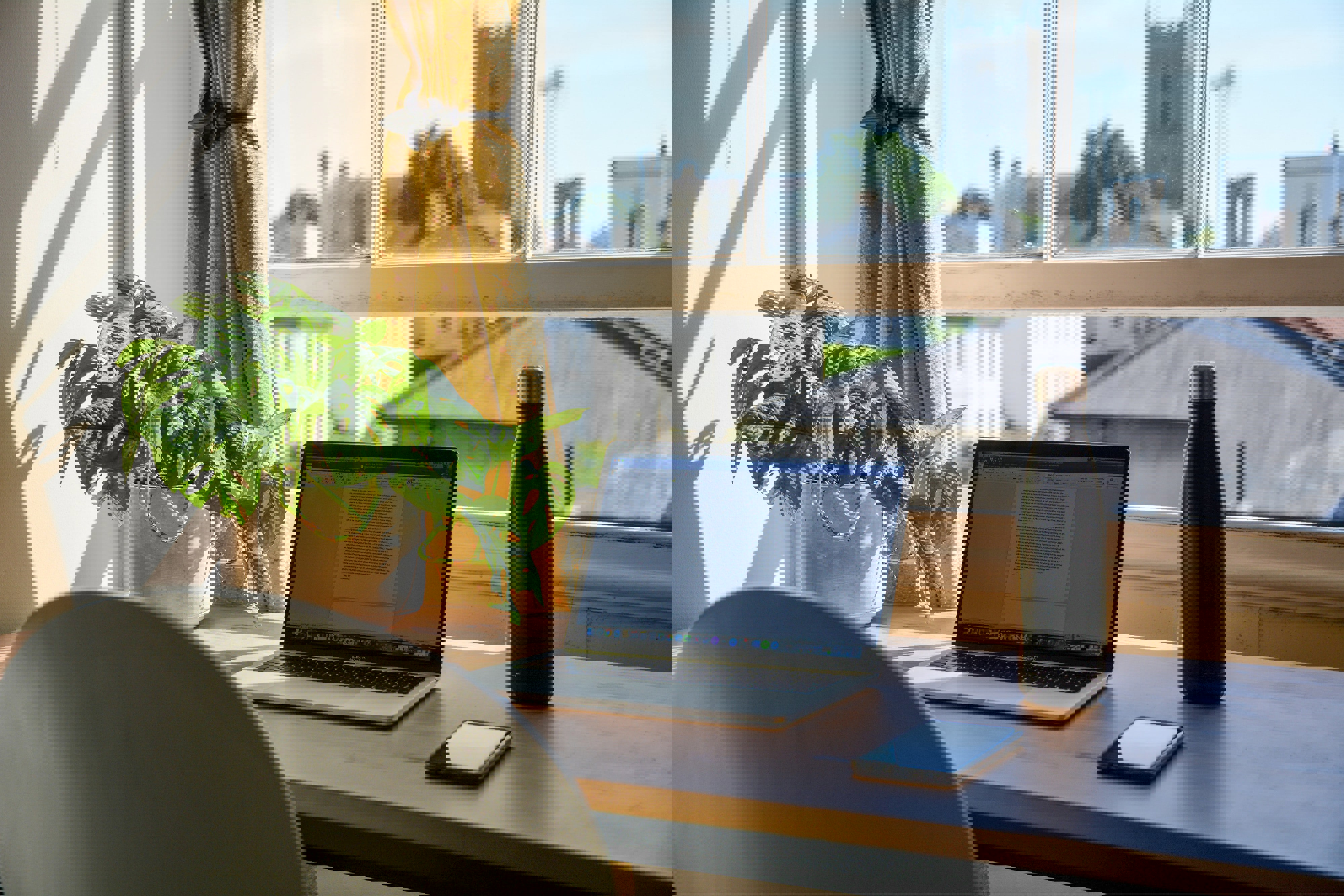 Thuiskantoor laptop op bureau voor raam