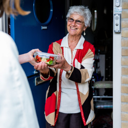 Rosemarie (83) krijgt maaltijd
