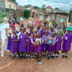 Boeken uitdelen op school