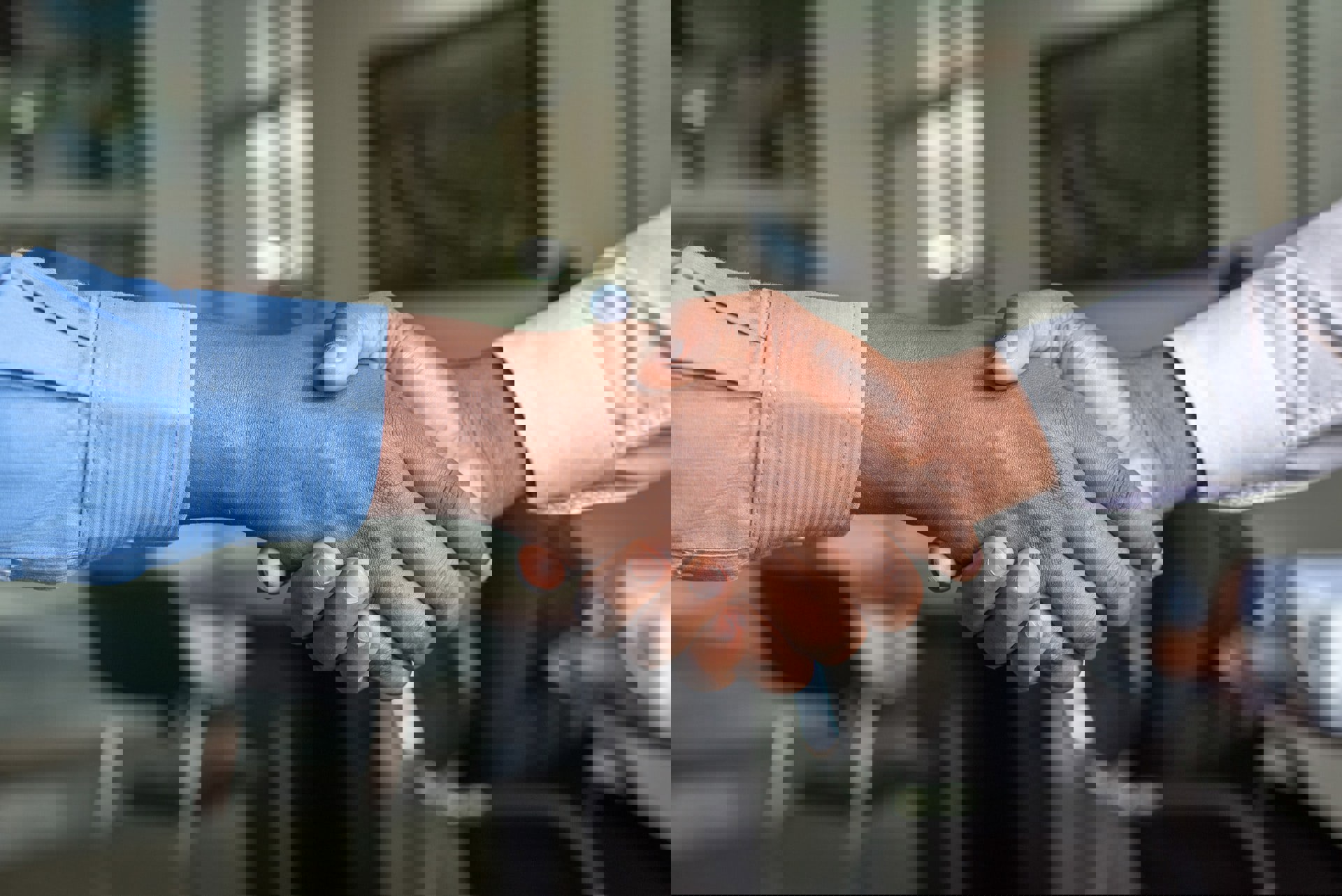 Twee mensen schudden de hand.