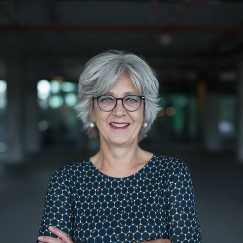 Nws.1145.Henriettepostimg4554