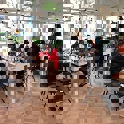 Buurtbewoners schaken