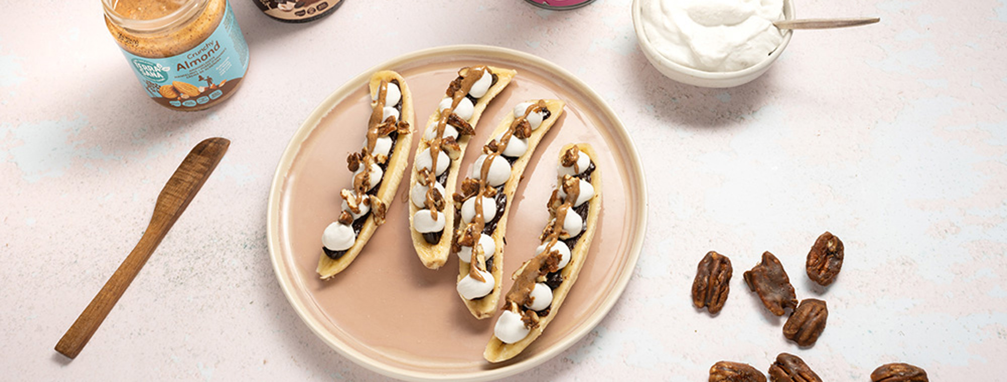 Bananensplit Met Kokosslagroom, Chocopasta, Amandelpasta Crunchy En Gekaramelliseerde Pecans Met Kokosbloesemsuiker (7)