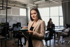 Succesvolle vrouw na maken portfolio